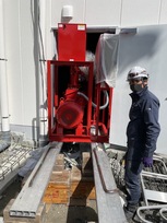 某所消火ポンプ搬入作業